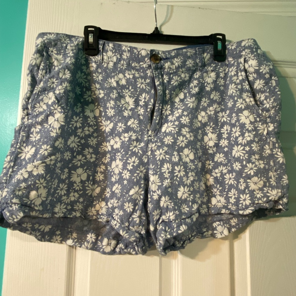 Old Navy floral everyday shorts; Size 16
